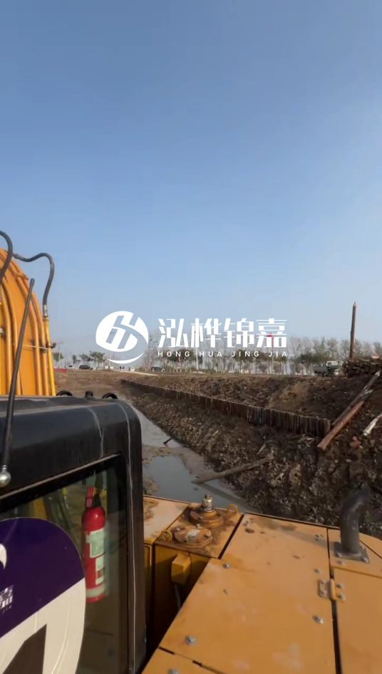 三門峽挖機(jī)打木樁專業(yè)施工-松木樁打樁木價(jià)格含運(yùn)輸成本嗎？